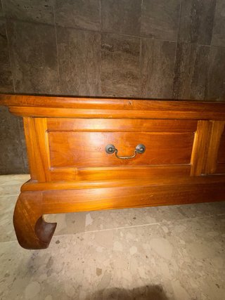 Mesa baja de madera con cajones