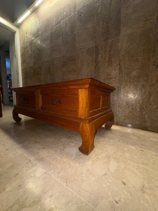 Mesa baja de madera con cajones