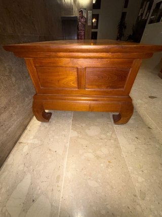 Mesa baja de madera con cajones