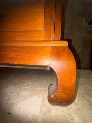 Mesa baja de madera con cajones