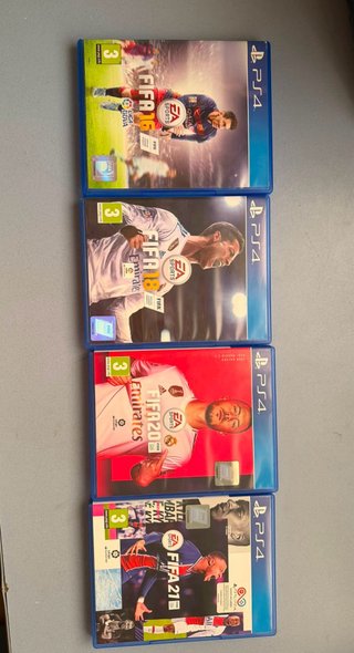 Pacchetto 4 Giochi PS4 FIFA (16, 18, 20, 21)