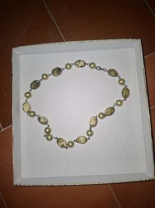 Collar de cuentas verde y beige