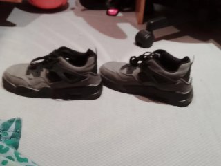 Zapatillas deportivas grises y negras