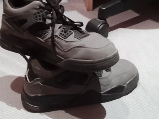 Zapatillas deportivas grises y negras