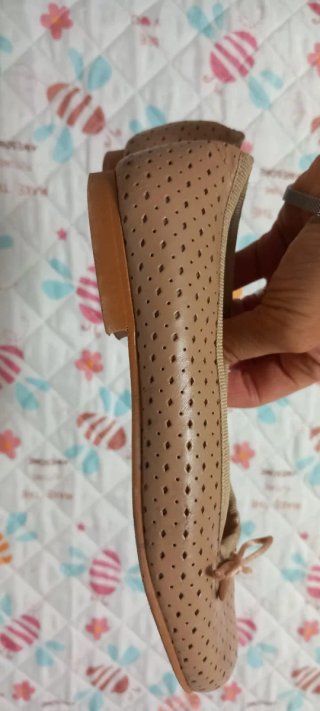 Zapatos planos beige perforados con lazo