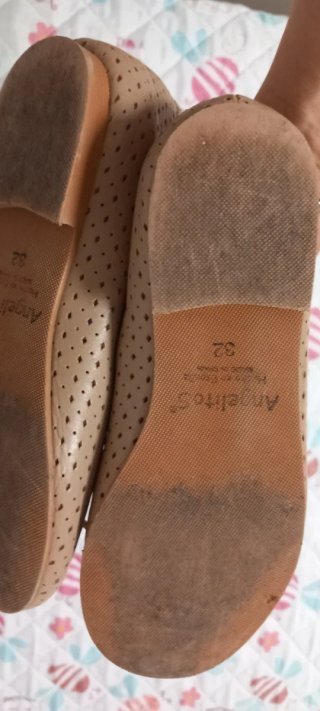 Zapatos planos beige perforados con lazo