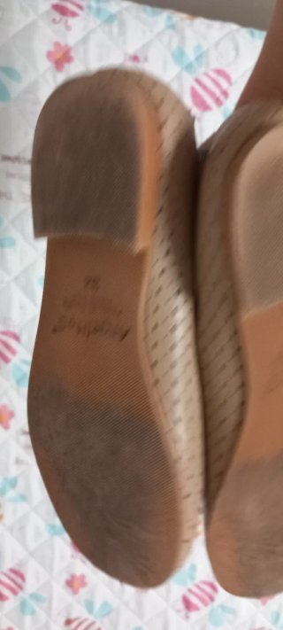Zapatos planos beige perforados con lazo