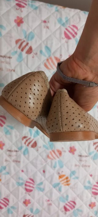 Zapatos planos beige perforados con lazo