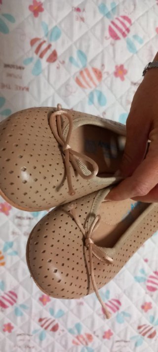 Zapatos planos beige perforados con lazo