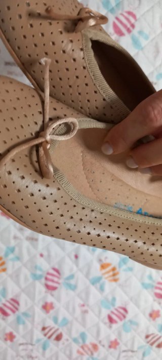 Zapatos planos beige perforados con lazo
