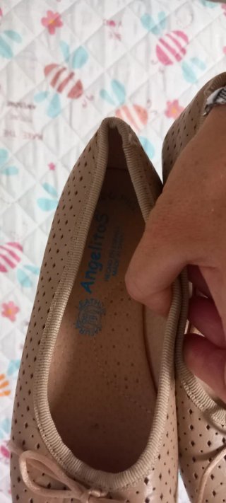 Zapatos planos beige perforados con lazo