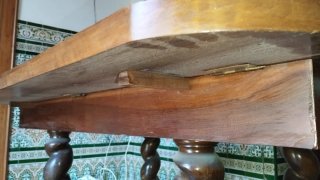 Mesa de madera rústica con patas torneadas