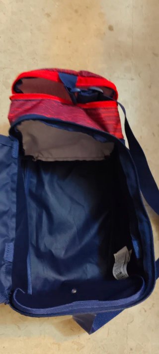 Bolso deportivo azul y rojo