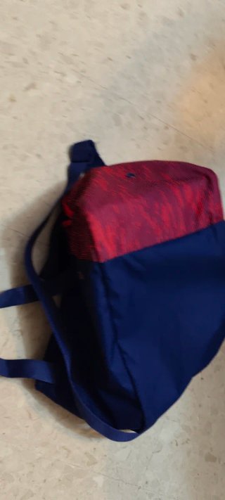 Bolso deportivo azul y rojo