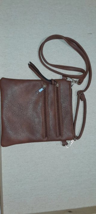 Bolso bandolera marrón con múltiples cremalleras