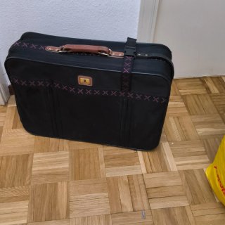 Maleta Skyflite Negra con Detalles Rosas