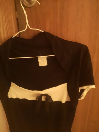 Camiseta negra con lazo blanco