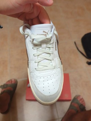 Zapatillas Puma Beige y Blancas. Talla 40