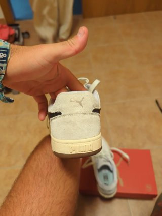 Zapatillas Puma Beige y Blancas. Talla 40