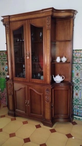 Mueble de salón de madera y cristal