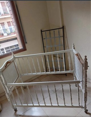 Cuna de madera blanca con rejilla