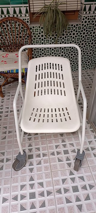 Silla de ducha con ruedas