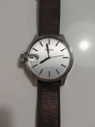 Reloj Nixon Correa Marrón y Caja Plateada