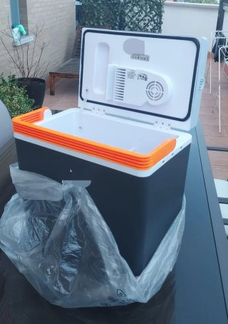 Nevera nueva 12 v. y 230 v. Portátil a estrenar.