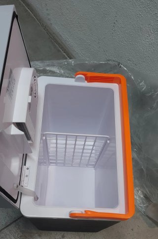 Nevera nueva 12 v. y 230 v. Portátil a estrenar.