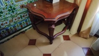 Mesa auxiliar de madera