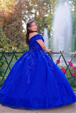 Vestido largo azul de fiesta y trae el tutu