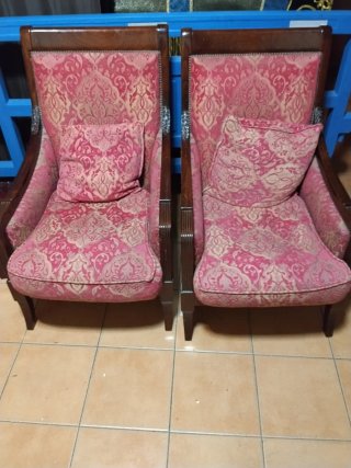 Dos sillones de madera y tela