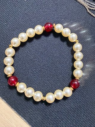 Pulsera perlas y detalles rojos