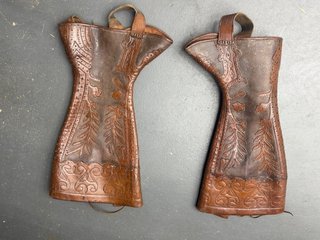 Polainas de cuero con diseño