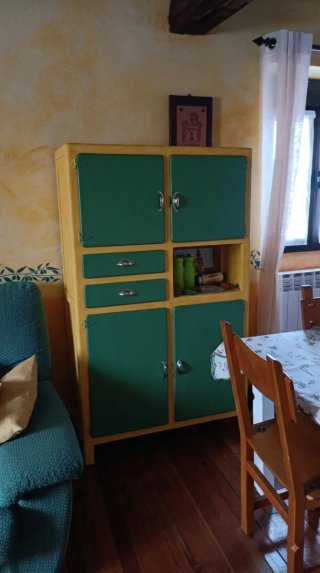 Alacena vintage metal y madera.