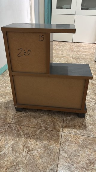 Mueble recibidor estrecho gris con puerta cristal