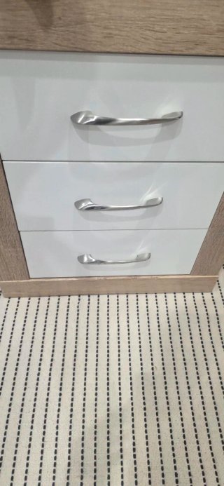 Mesitas de noche blancas y madera.