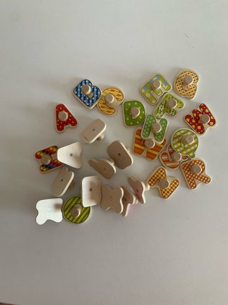 Juego educativo de madera con el abecedario