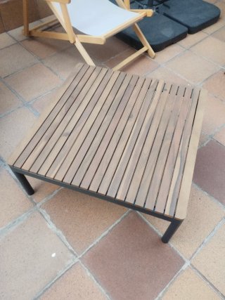 Mesa de centro de cedro y tumbonas de madera y tel