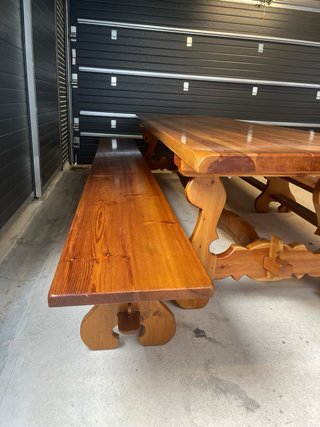 Mesa de pino rústica con bancos