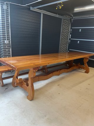 Mesa de pino rústica con bancos