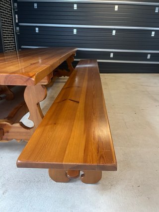Mesa de pino rústica con bancos