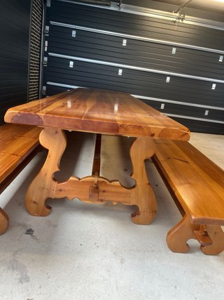 Mesa de pino rústica con bancos