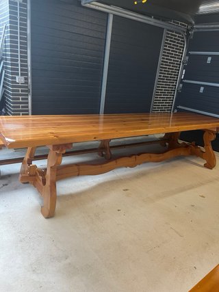 Mesa de pino rústica con bancos