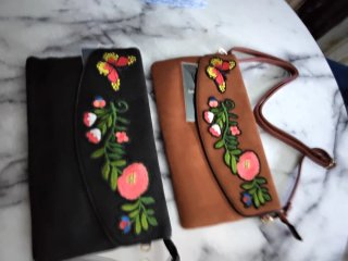 DOS BOLSOS CON ETIQUETA