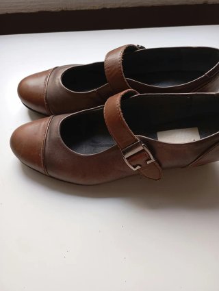 Zapatos de mujer marrones con tira