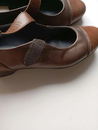 Zapatos de mujer marrones con tira