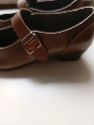 Zapatos de mujer marrones con tira