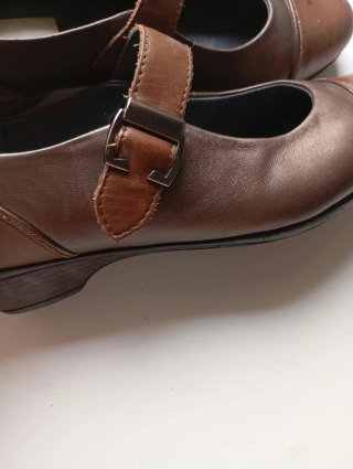 Zapatos de mujer marrones con tira