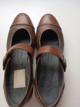 Zapatos de mujer marrones con tira